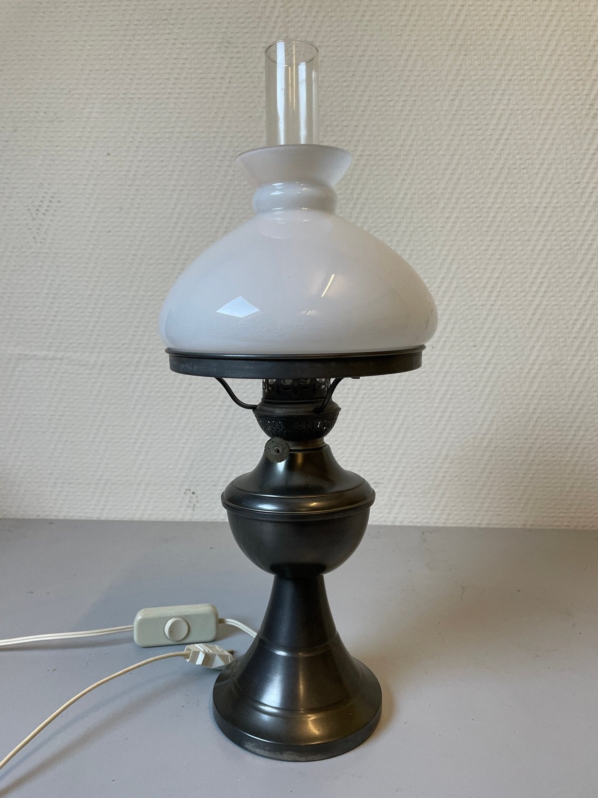 Vintage olielamp-stijl lamp met melkglas kap en tinnen voet, Antiek en Kunst, Antiek | Lampen, Ophalen of Verzenden