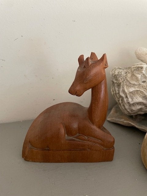 Vintage houten beeldje liggend hert gazelle.  Scandinavie, Ophalen, Minder dan 20 cm, Steen of Keramiek, Beeld