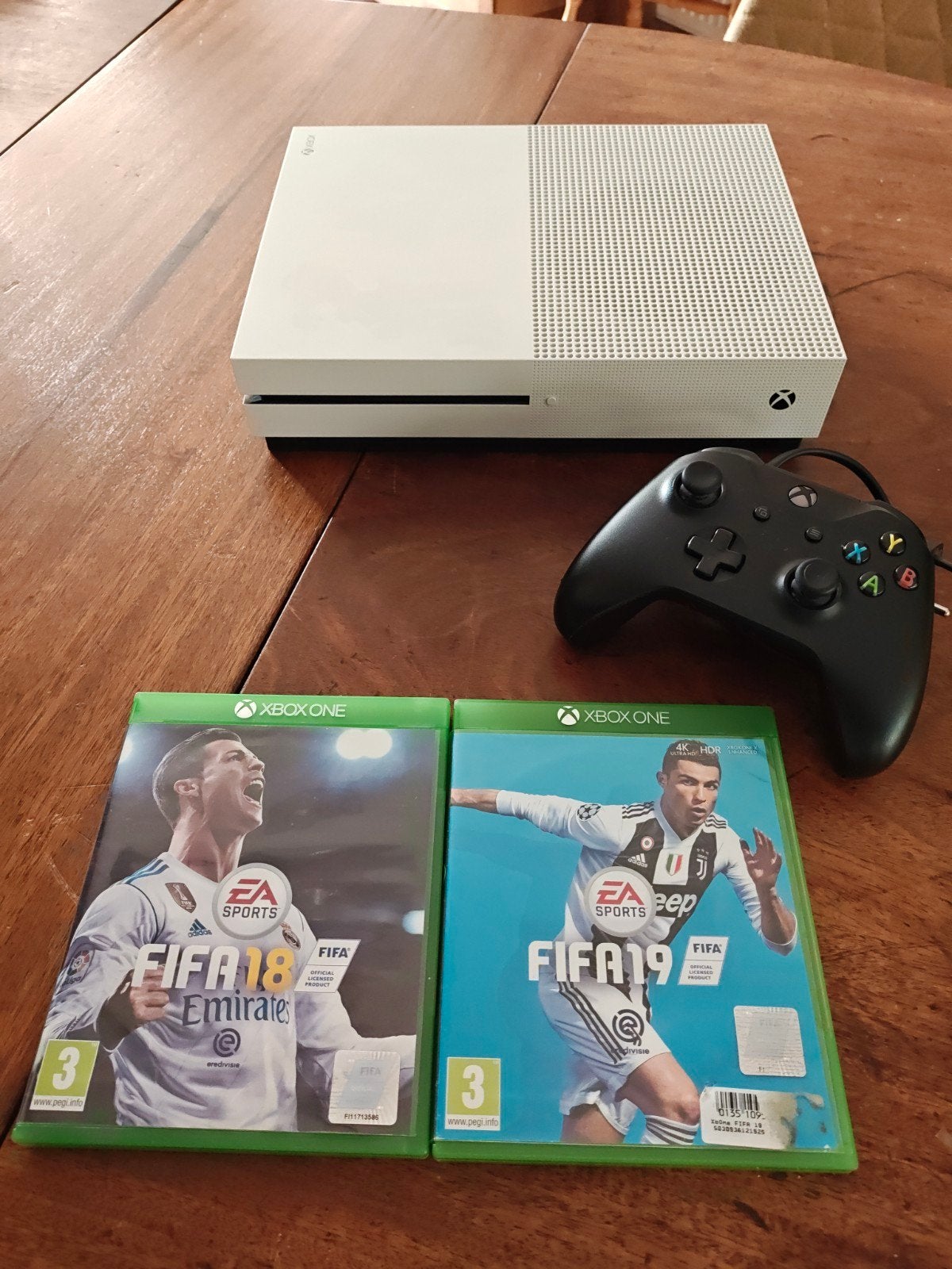 Xbox One S 1TB met controller en 2 Fifa games., Spelcomputers en Games, Met games, Xbox One S, Ophalen of Verzenden, Zo goed als nieuw