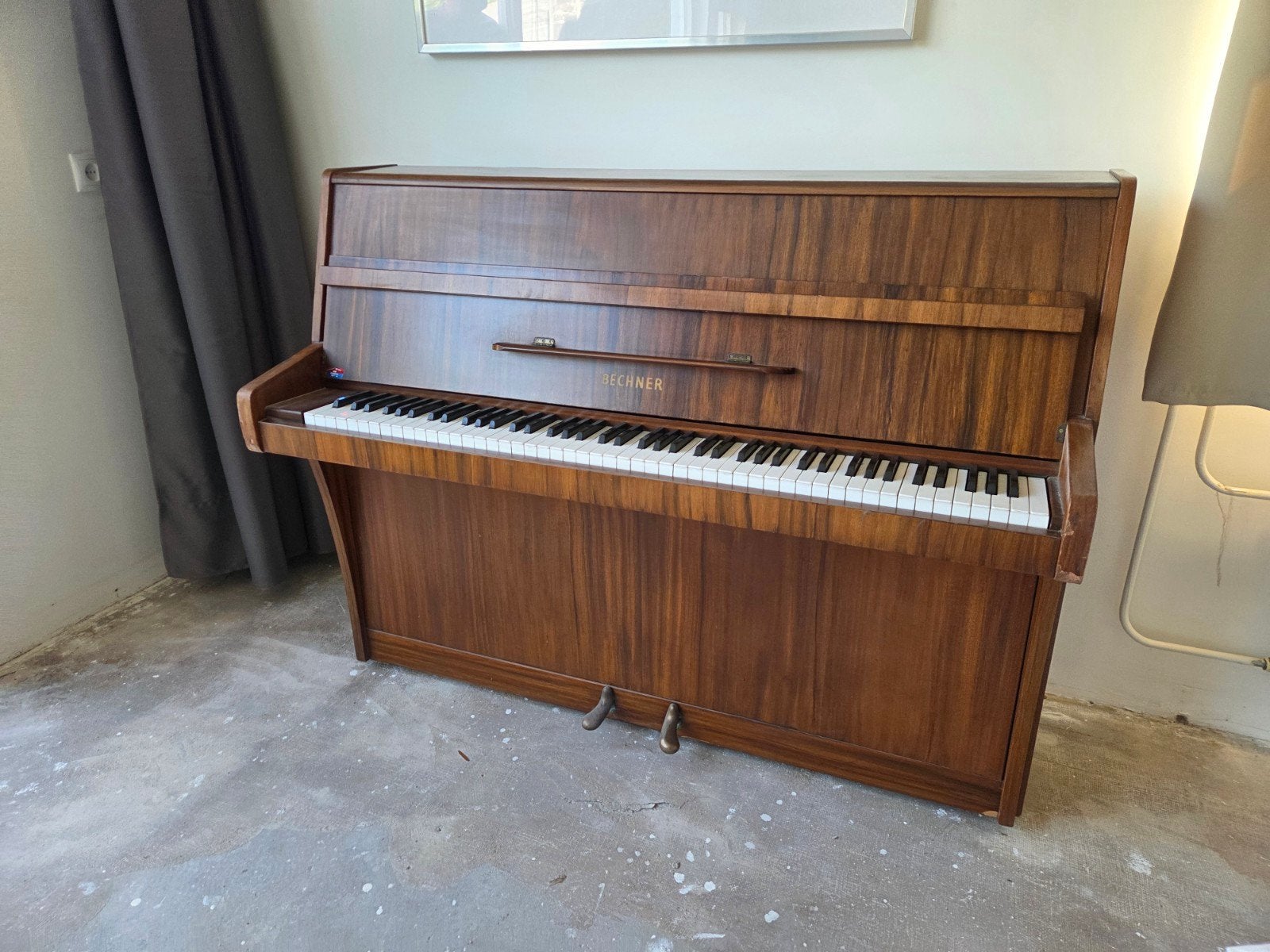 Bechner Studiepiano - Compact en Stijlvol, Ophalen of Verzenden, Gebruikt, Bruin, Piano