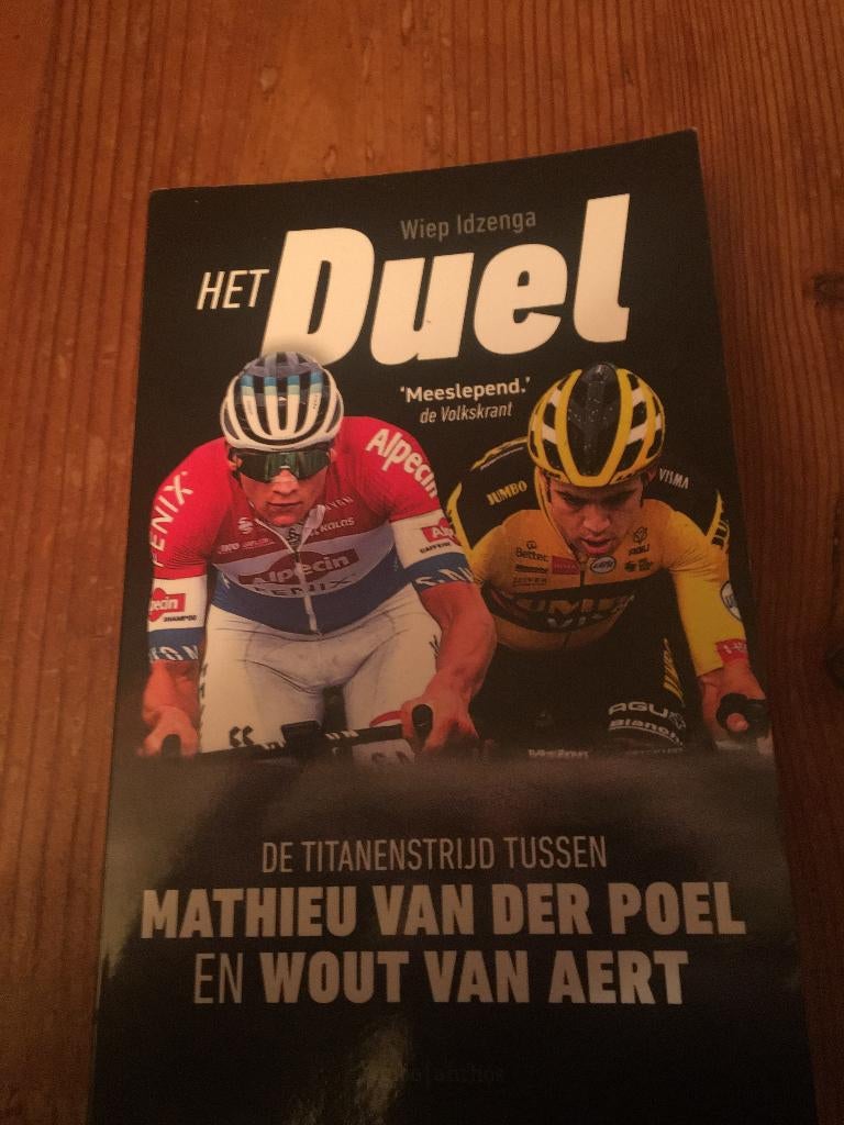 Wielerboek-Het Duel- De titanenstrijd v.der Poel / van Aert, Ophalen of Verzenden, Zo goed als nieuw, Lopen en Fietsen