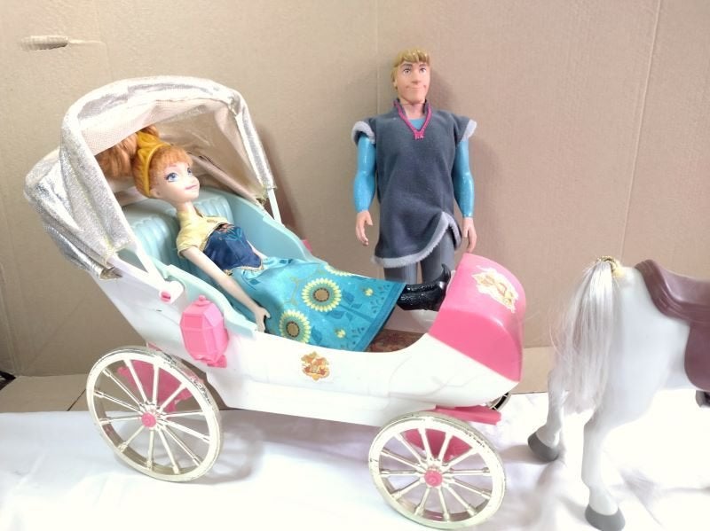 Koets met paard en 2 Frozen-poppen Anna en Kristoff, Ophalen of Verzenden, Gebruikt, Overige typen