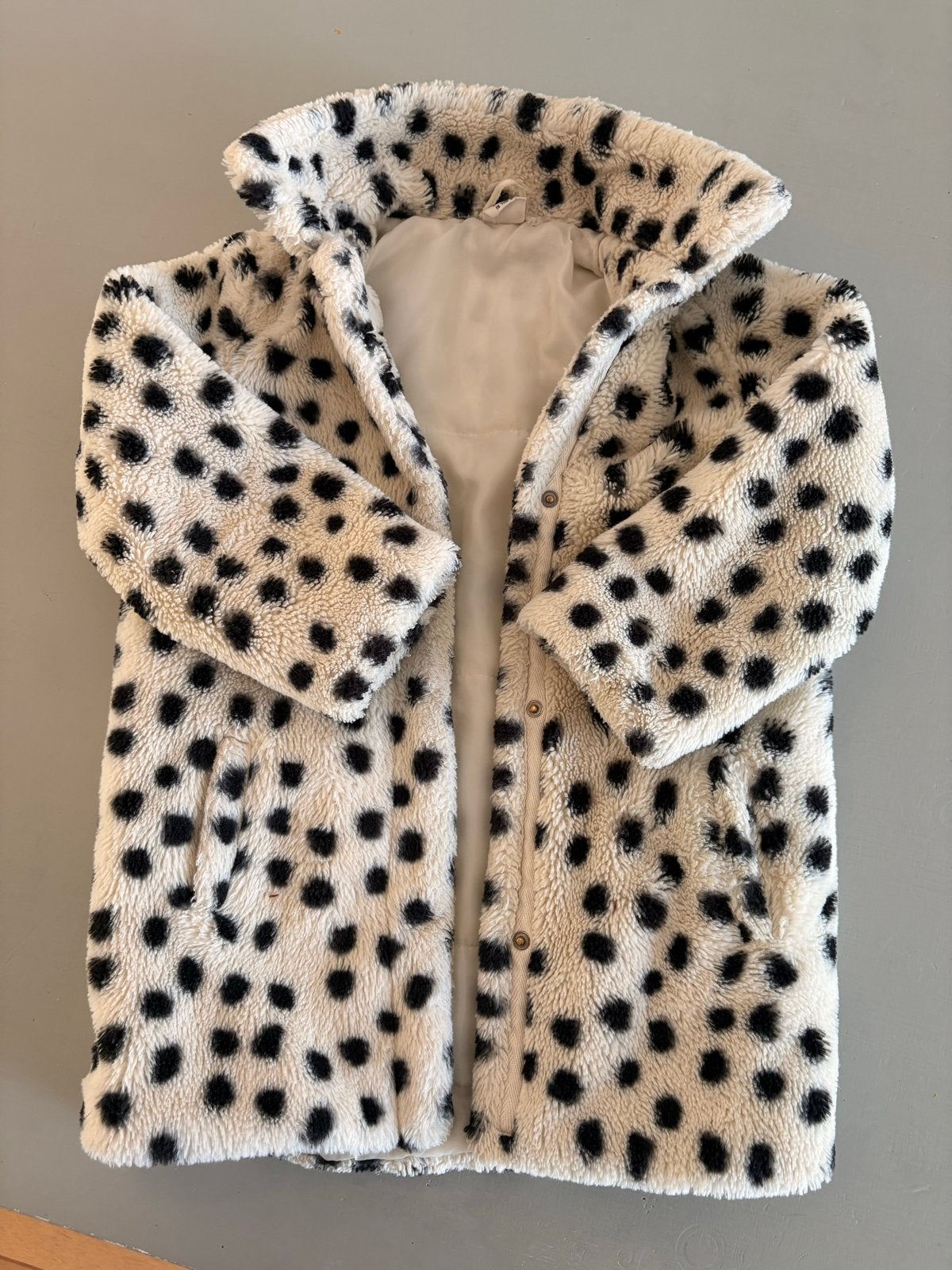 Hema Imitatie Bont Jasje met Dalmatiër Print Maat 110/116, Ophalen of Verzenden, Gebruikt, Meisje, Jas