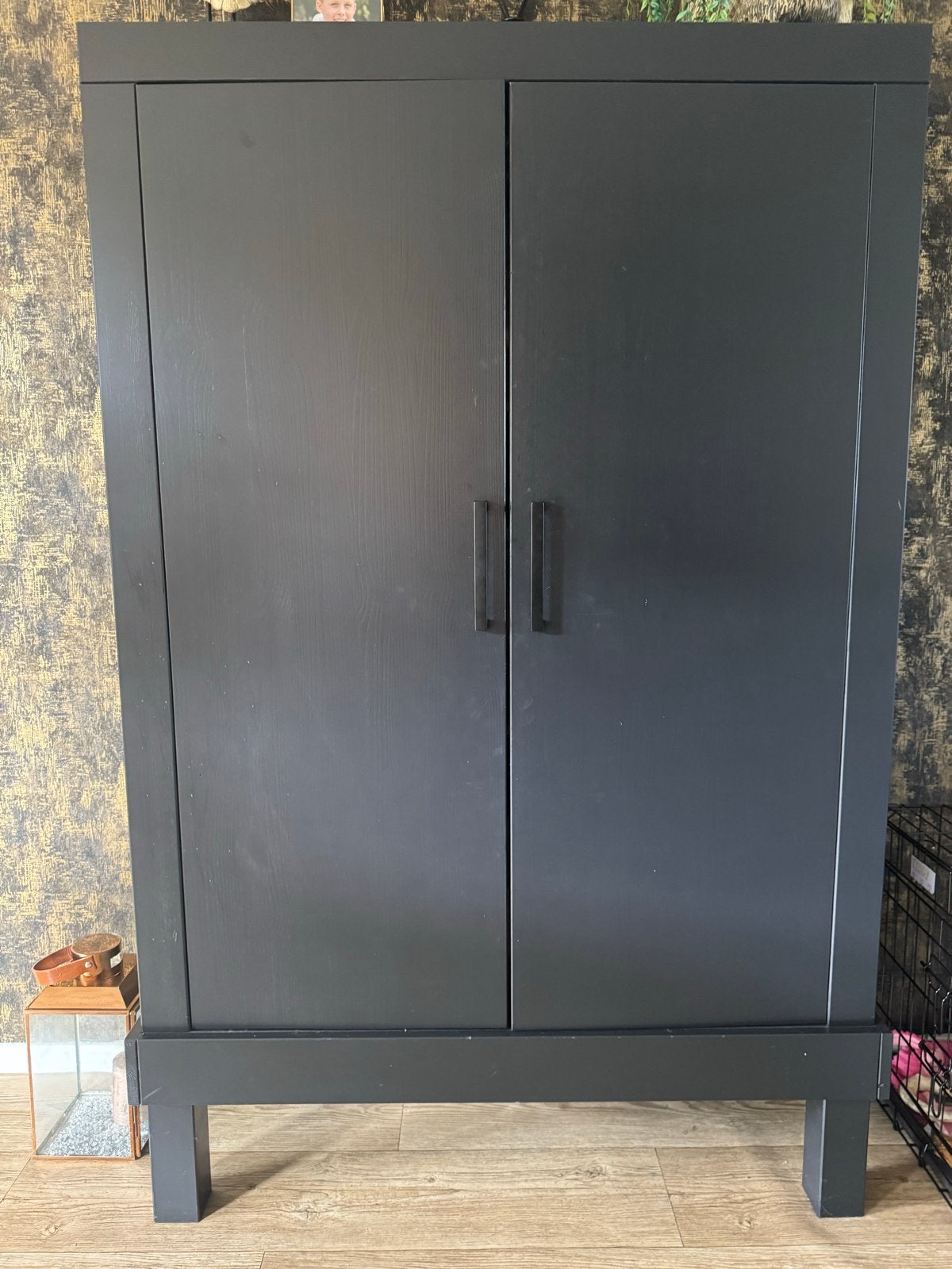 Zwarte houten kast met deuren en planken, Ophalen, Gebruikt, 100 tot 150 cm, 100 tot 150 cm