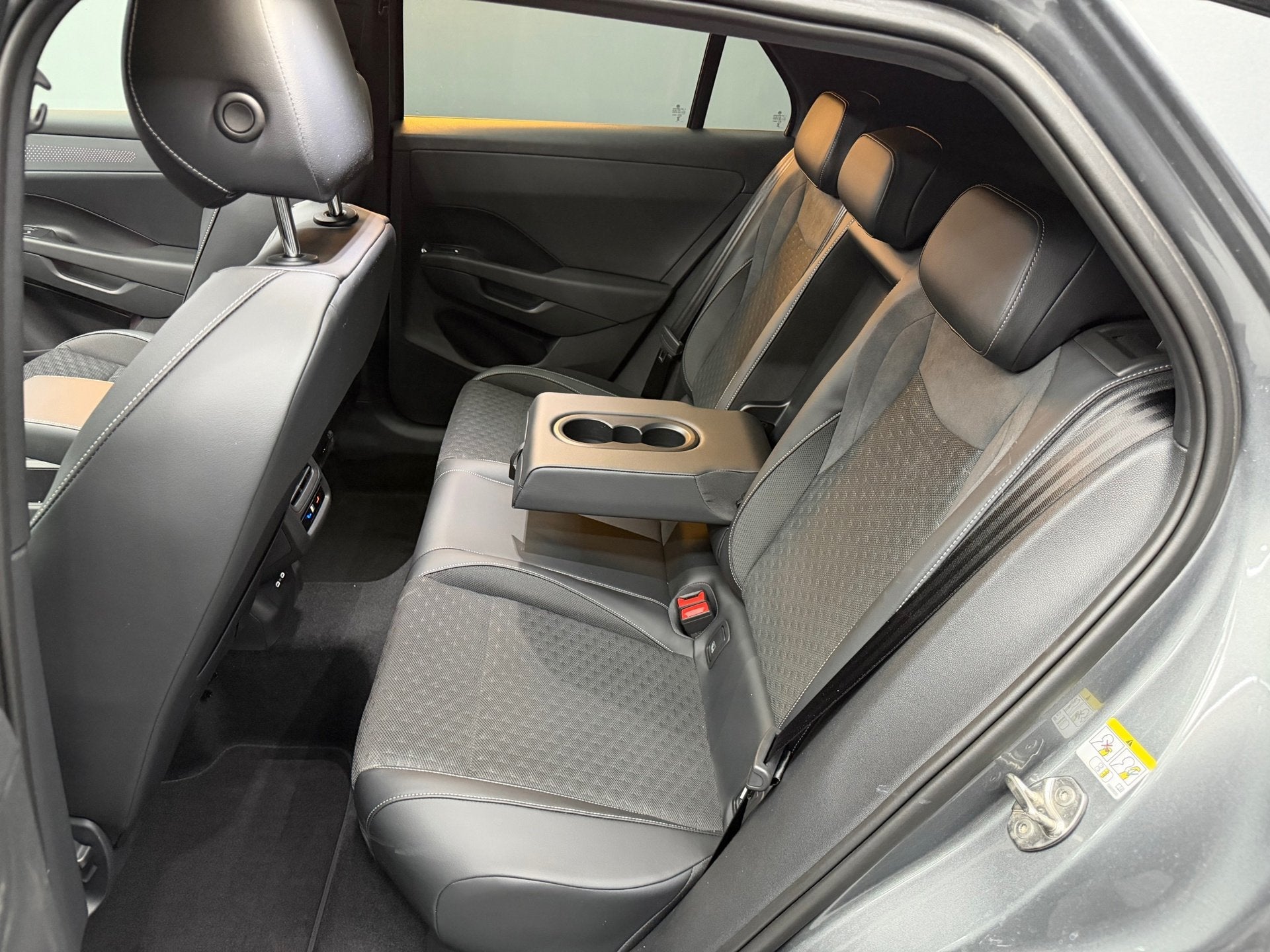 Foto 21 van Volkswagen T-ROC 1.5 eTsi R-Line First Edition Pano-IQ-KEYLE