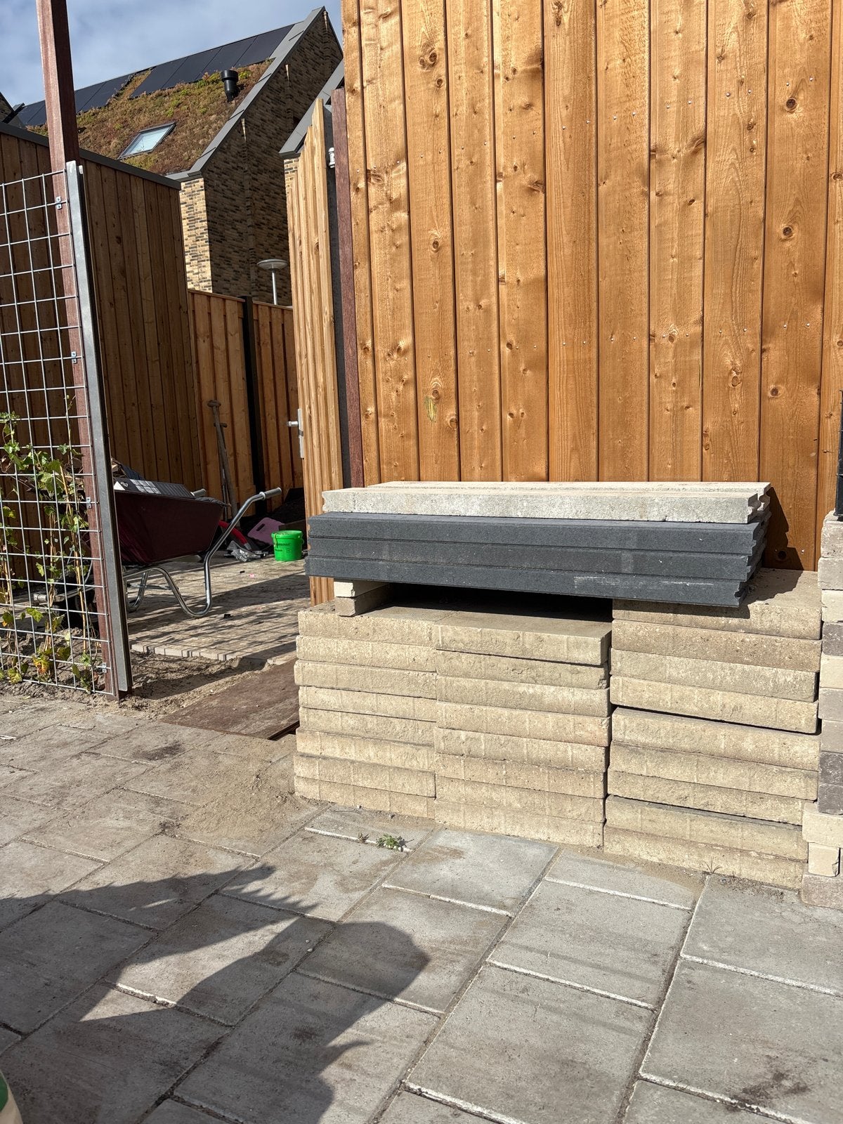 Gratis af te halen: Opsluitbanden en tegels (z.g.a.n.), Tuin en Terras, Tegels en Klinkers, Ophalen, Overige typen, 5 tot 10 m²