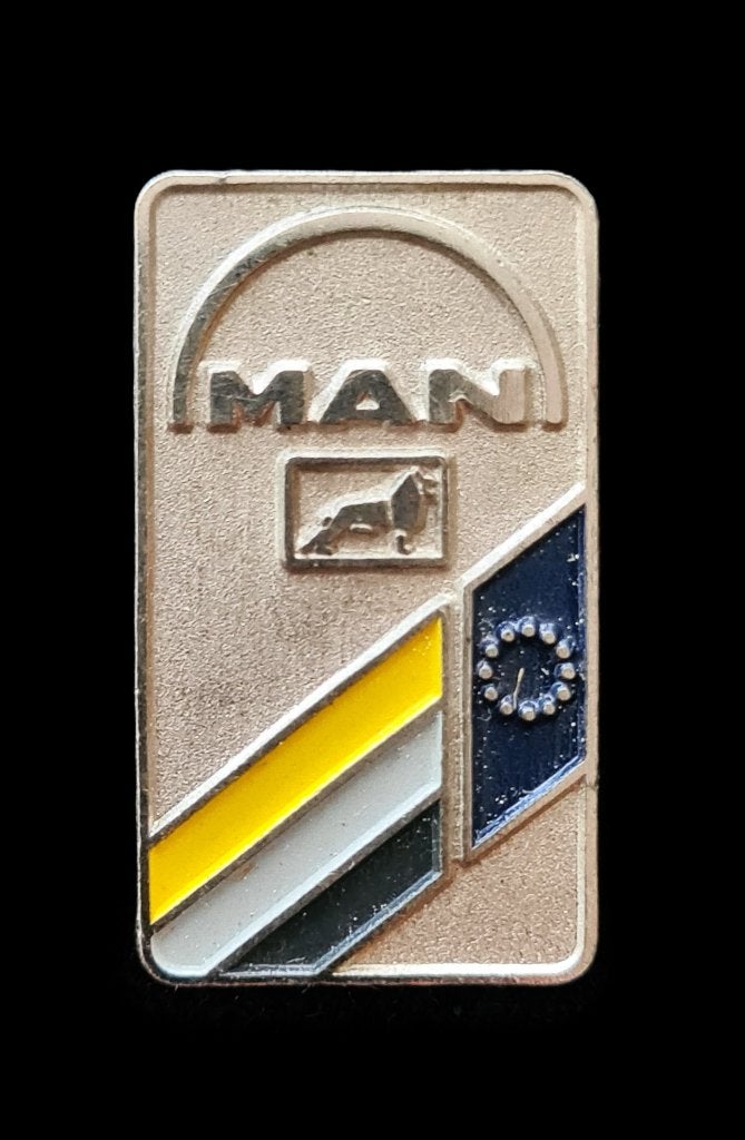 MAN speld geel-grijs-zwart met Europa vlag, Verzenden, Nieuw, Transport, Speldje of Pin