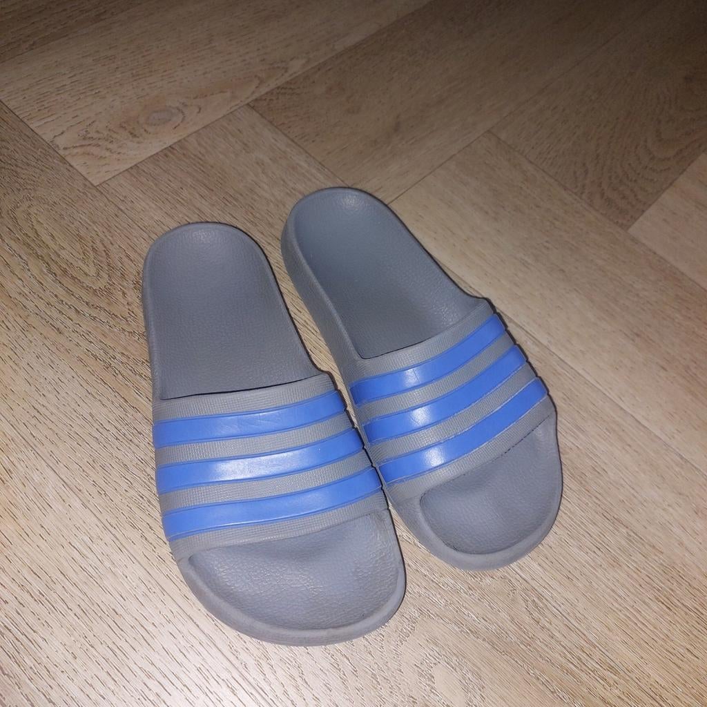 Adidas Adilette slippers maat 29, Adidas, Gebruikt, Jongen of Meisje, Schoenen