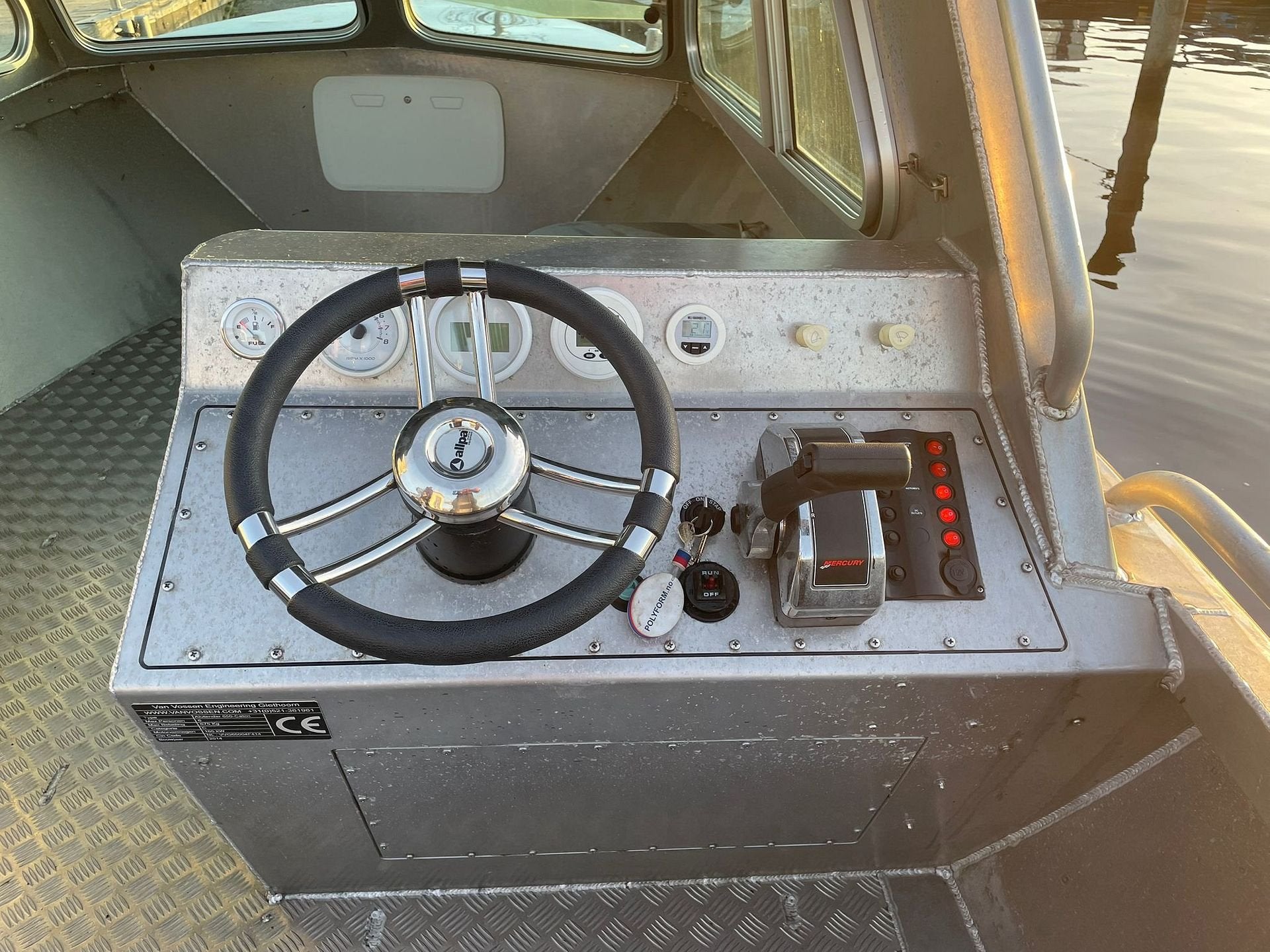 Foto 9 van Van vossen alu tender 650 mercury 115pk efi