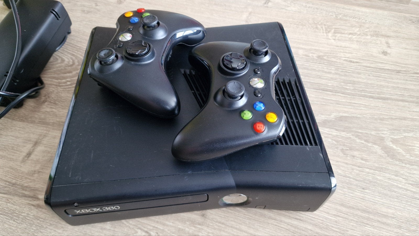 Xbox 360 Slim 4GB, 2 controllers en 17 games (CoD, Forza), Ophalen, 4 GB, Met 2 controllers, Gebruikt