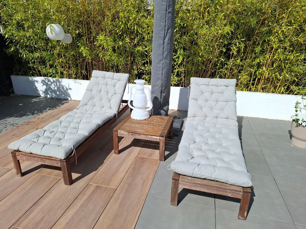 Set van twee ligbedden + tafeltje, Tuin en Terras, Ligbedden, Ophalen, Gebruikt, Hout, Verstelbaar