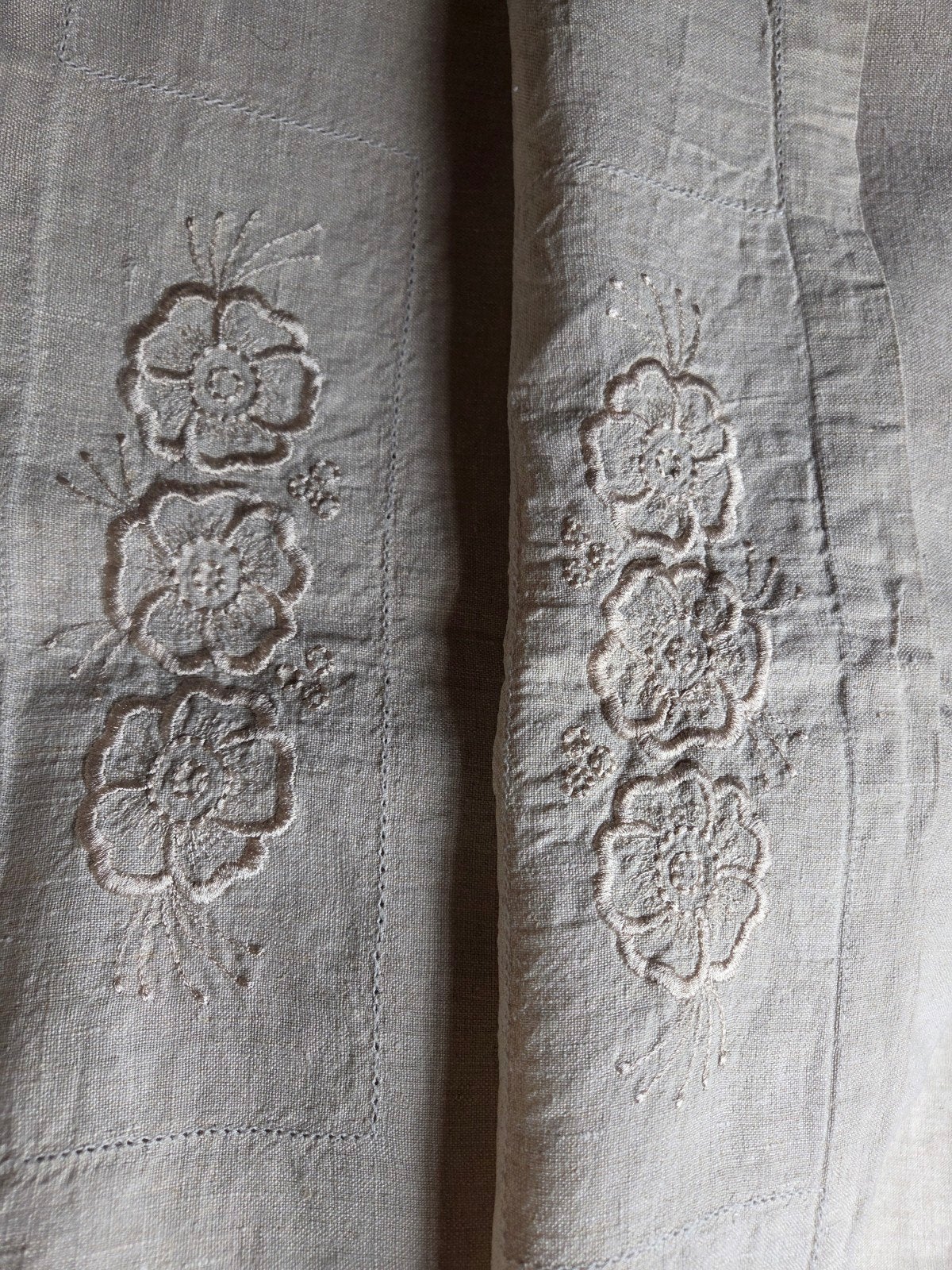 Vintage linnen tafelkleed met geborduurde bloemenpatroon, Gebruikt, 130 cm, Linnen, Ophalen of Verzenden