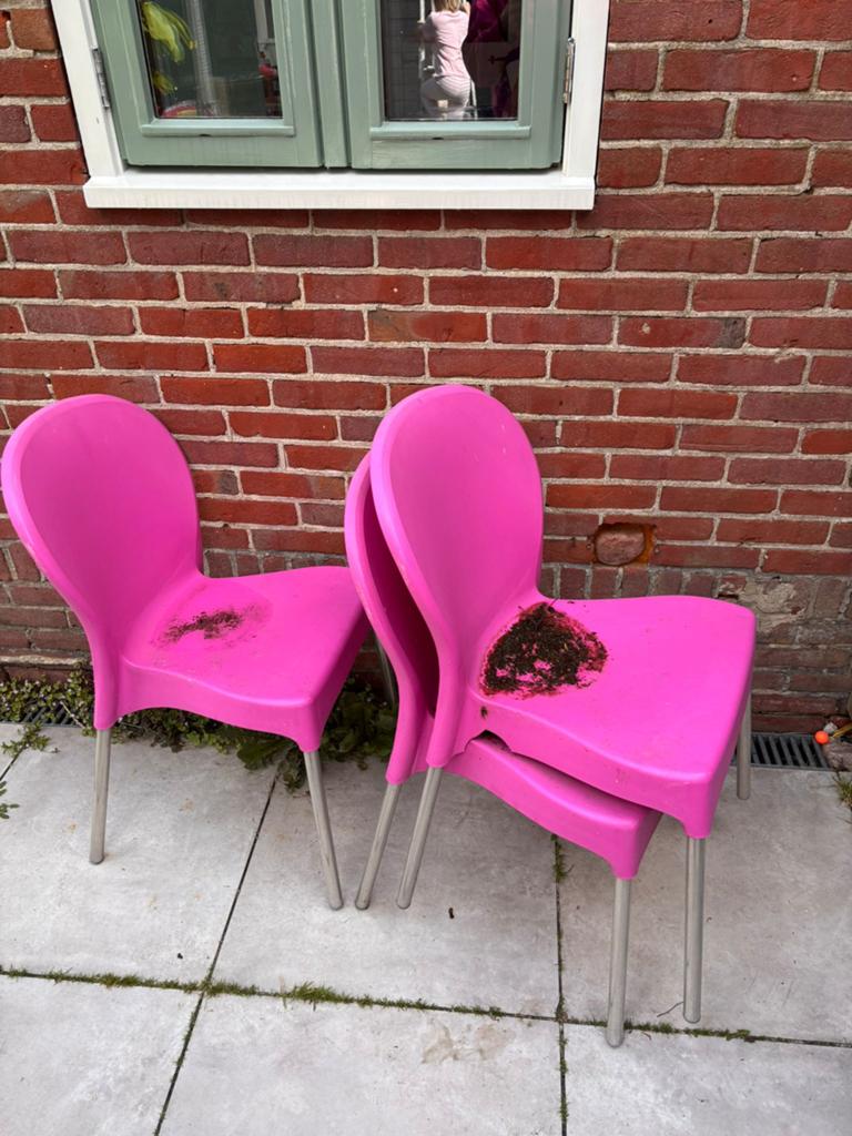 Gratis! Nog 2 roze tuinstoelen, Ophalen, Gebruikt, Kunststof