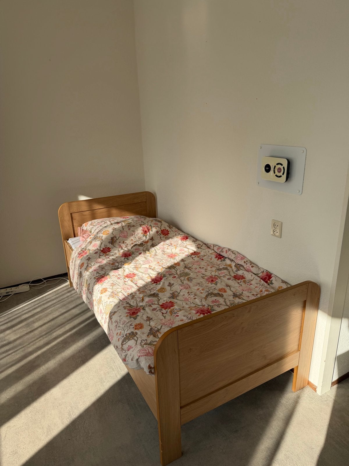 Seniorenbed - elektrisch verstelbaar, Ophalen, Verstelbaar, 90 cm, Zo goed als nieuw