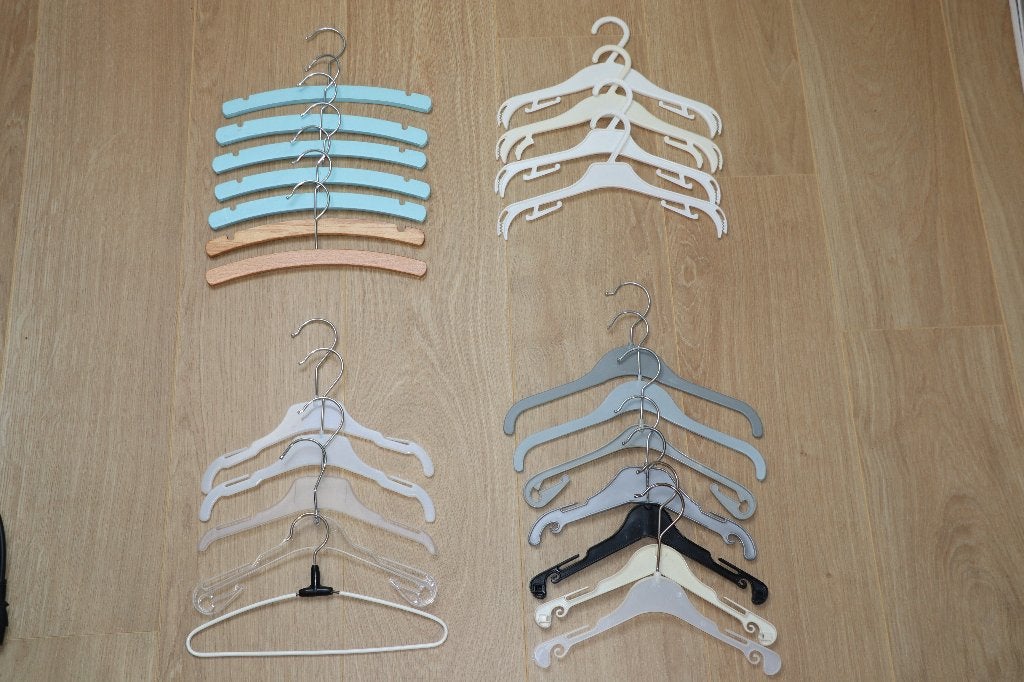 7 houten + 16 kunststof baby kledinghangers, Ophalen of Verzenden, Gebruikt