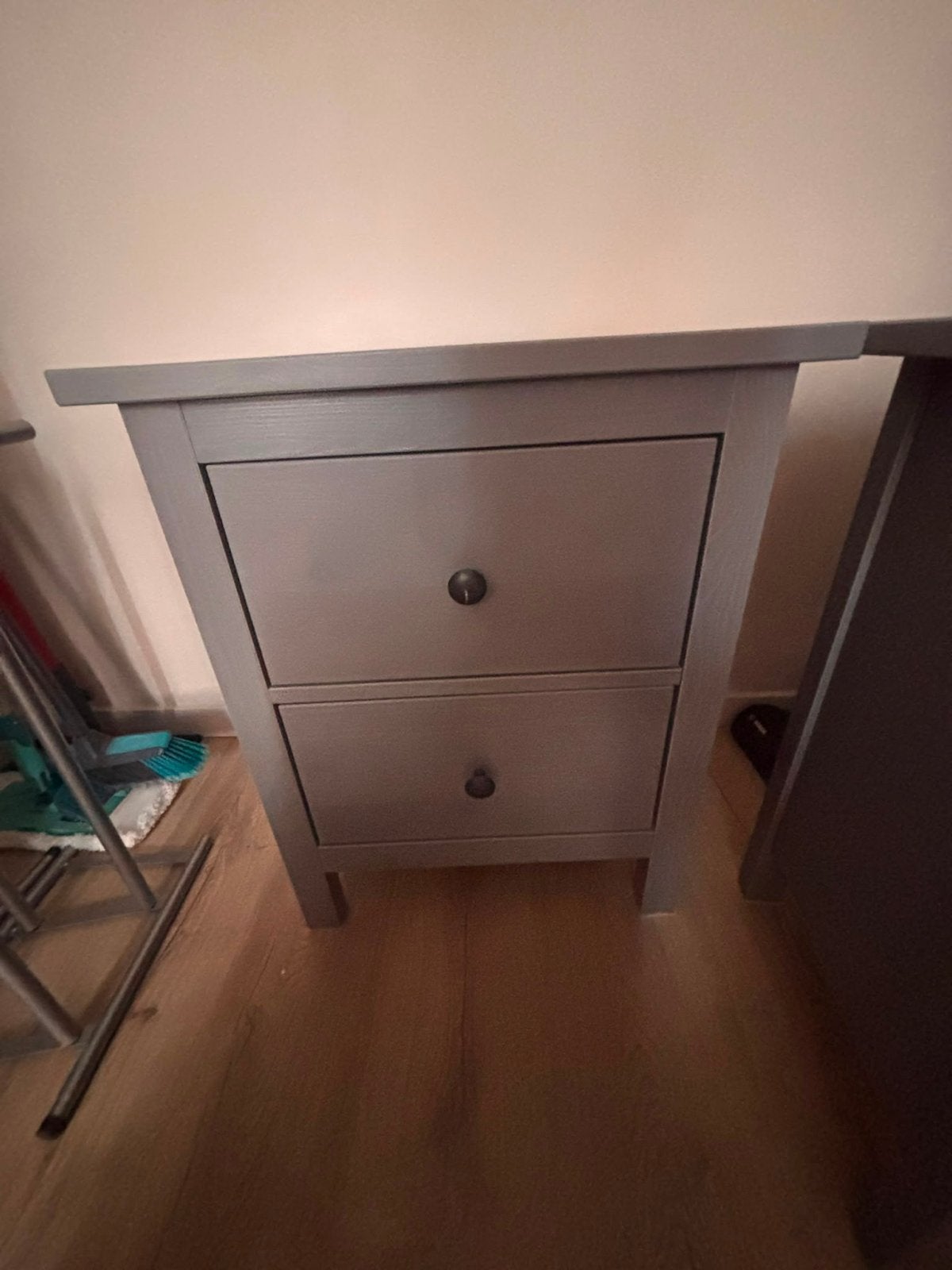 Nachtkastje met 2 lades - Grijs 2 stuks, Huis en Inrichting, Ophalen, Gebruikt, Minder dan 45 cm, 55 tot 70 cm