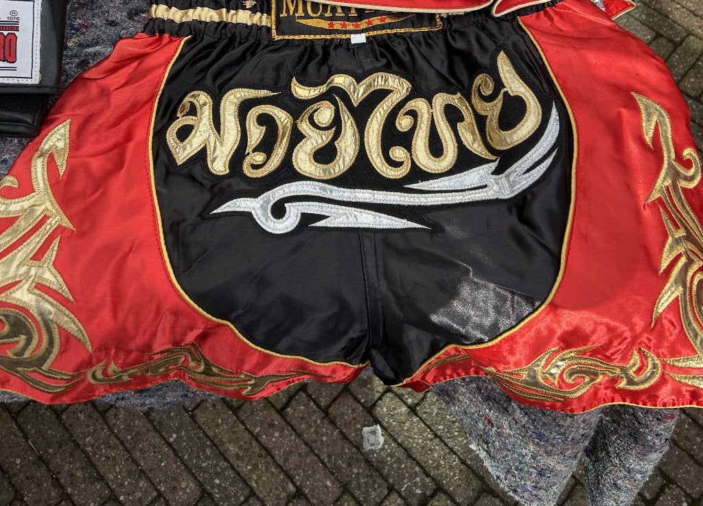 kickbox broek Muay tai satijn goud gestikt maat M, Gebruikt, Overige, Vechtsportkleding, Maat M