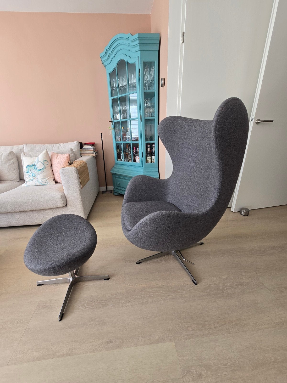 Stijlvolle Egg Chair met poef - Grijs, Ophalen, 75 tot 100 cm, Zo goed als nieuw, Stof