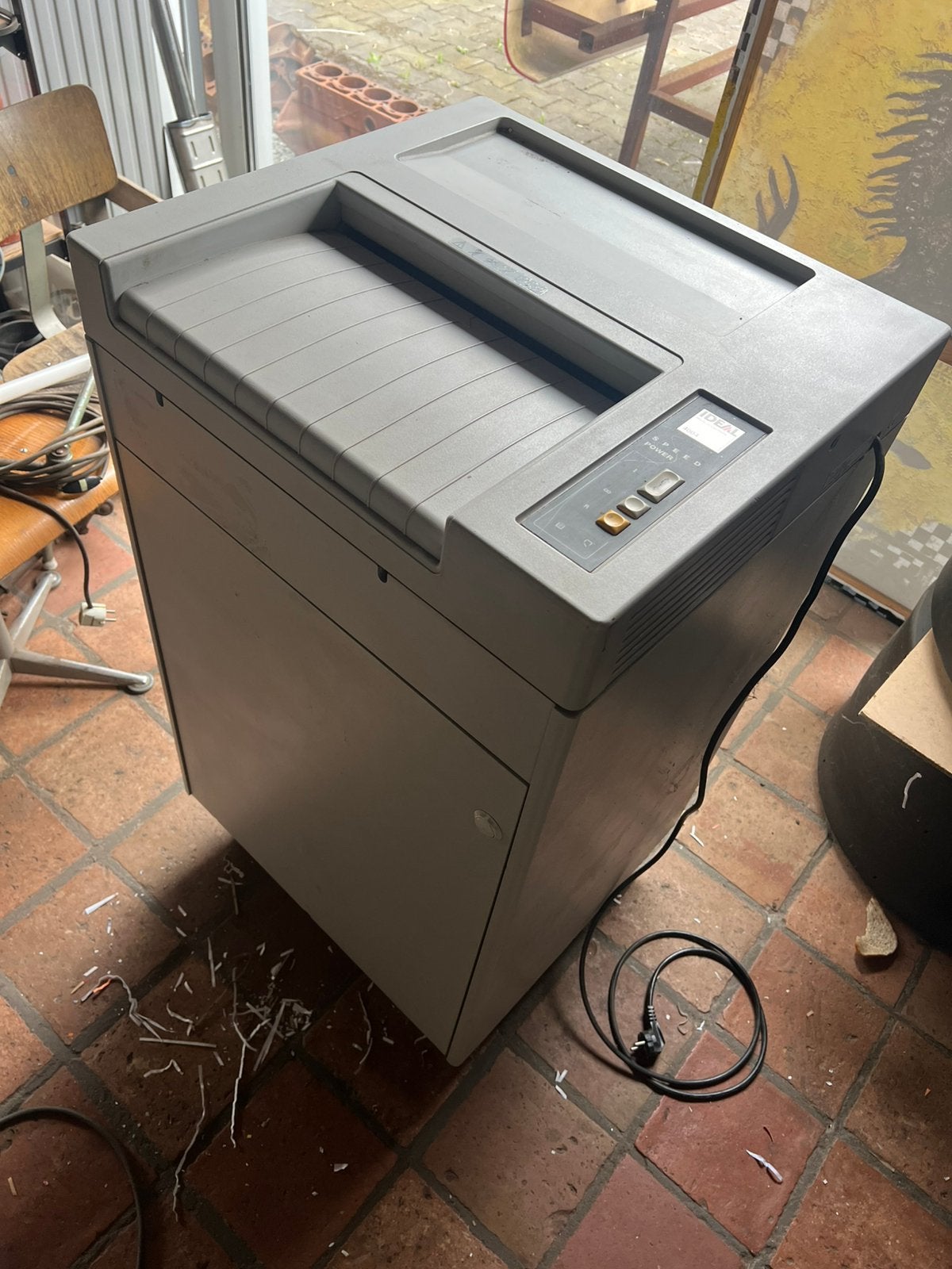 IDEAL 4004 papierversnipperaar, Duits, op wielen, Ophalen, Gebruikt