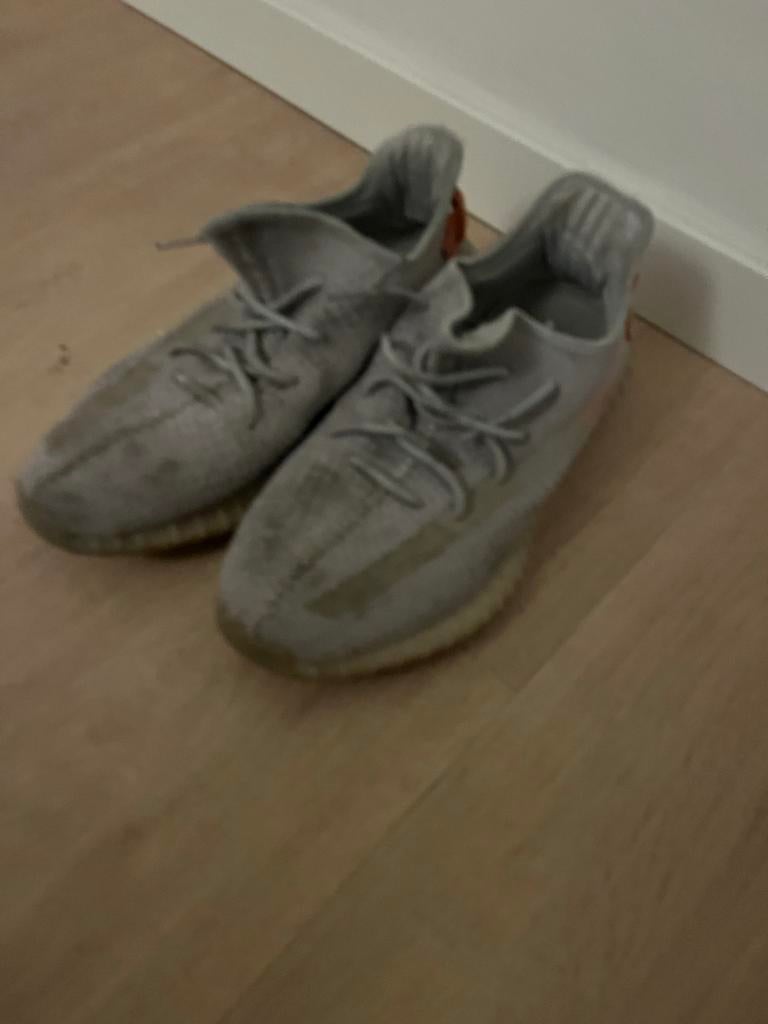 Gedragen Adidas Yeezy Boost 350 tail light, Ophalen of Verzenden, Gedragen, Grijs, Sneakers of Gympen