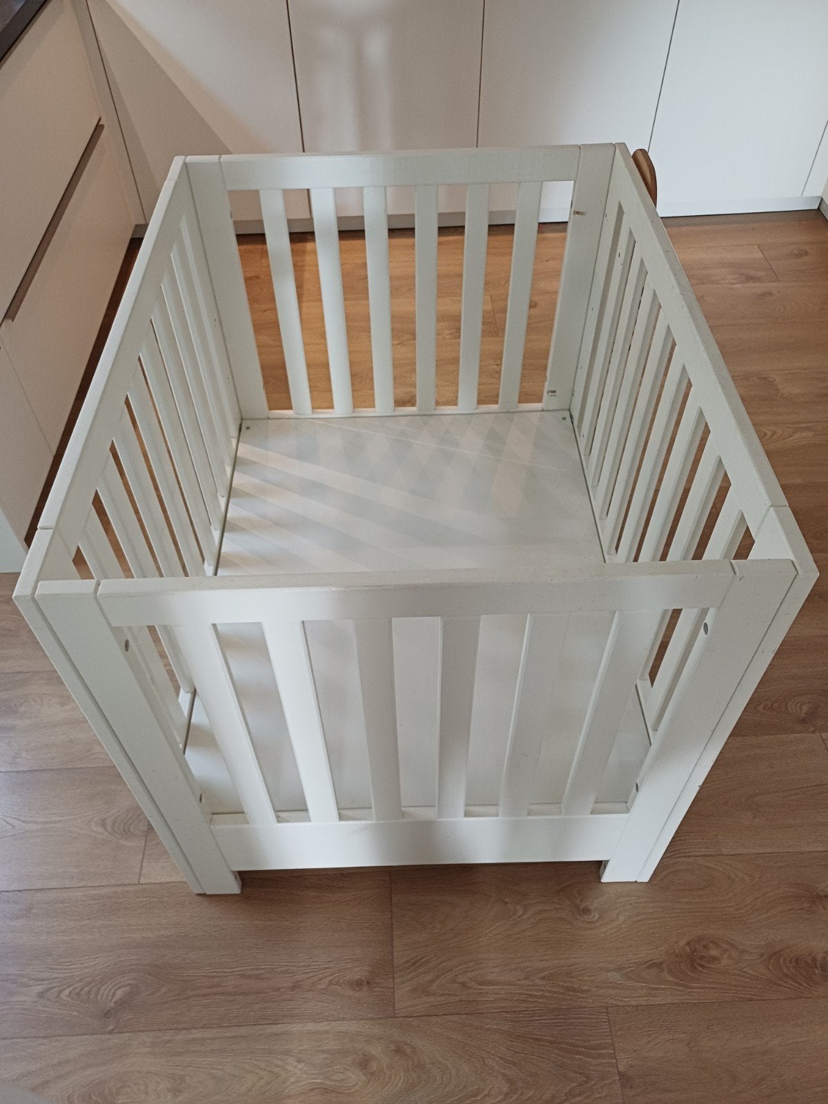 Stevige en praktische witte babybox met speelrekje, Ophalen, Gebruikt, Vierkant