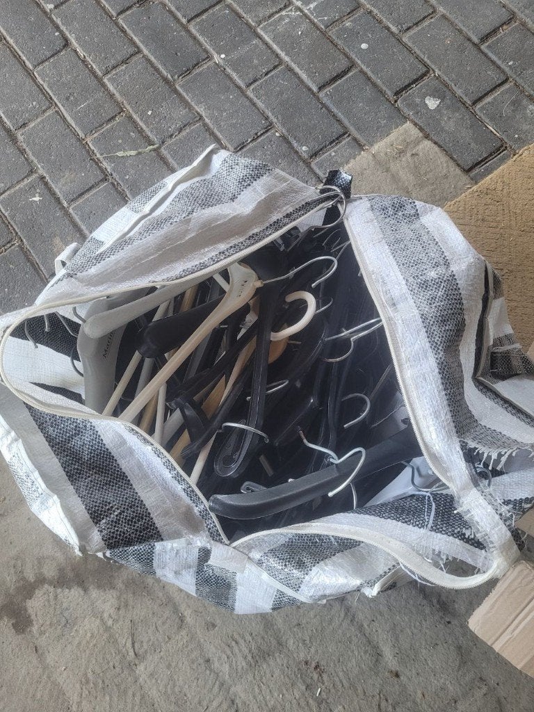 Gratis volle tas met kleding hangers, Ophalen, Zo goed als nieuw