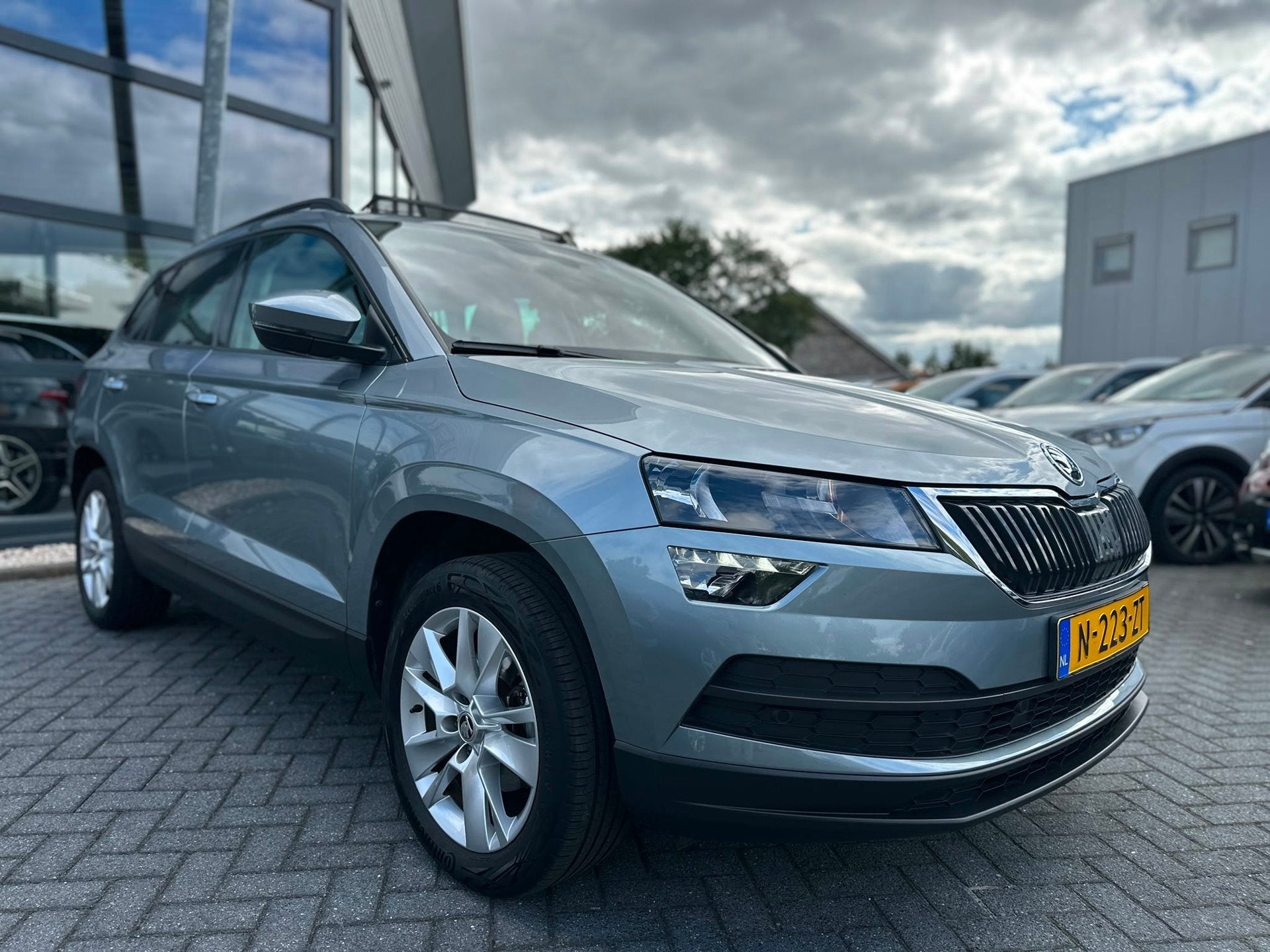 Skoda Karoq 1.5 TSI Automaat | BTW| Panoramadak | Climat CC, Auto's, Dealer onderhouden, Stof, 4 cilinders, Automatische klimaatregeling