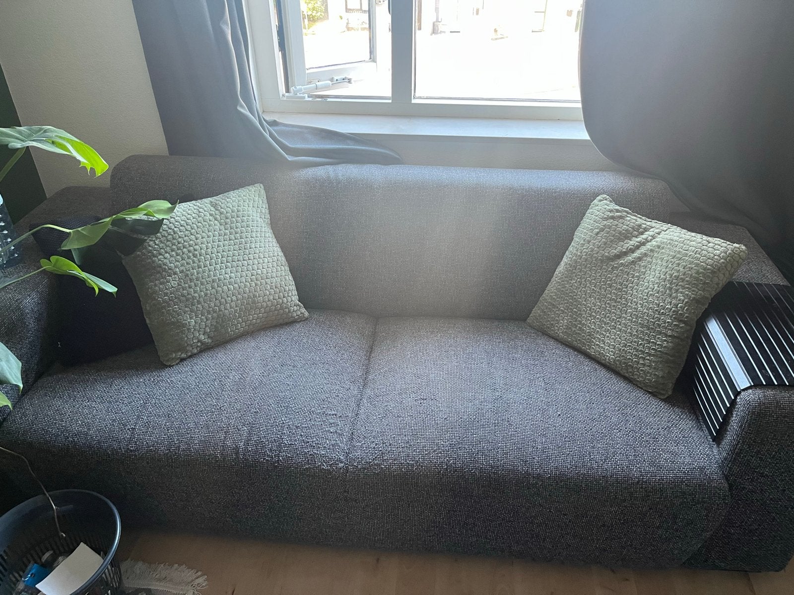 grijze tweepersoonsbank. Gratis, Ophalen, Gebruikt, 150 tot 200 cm, Tweepersoons