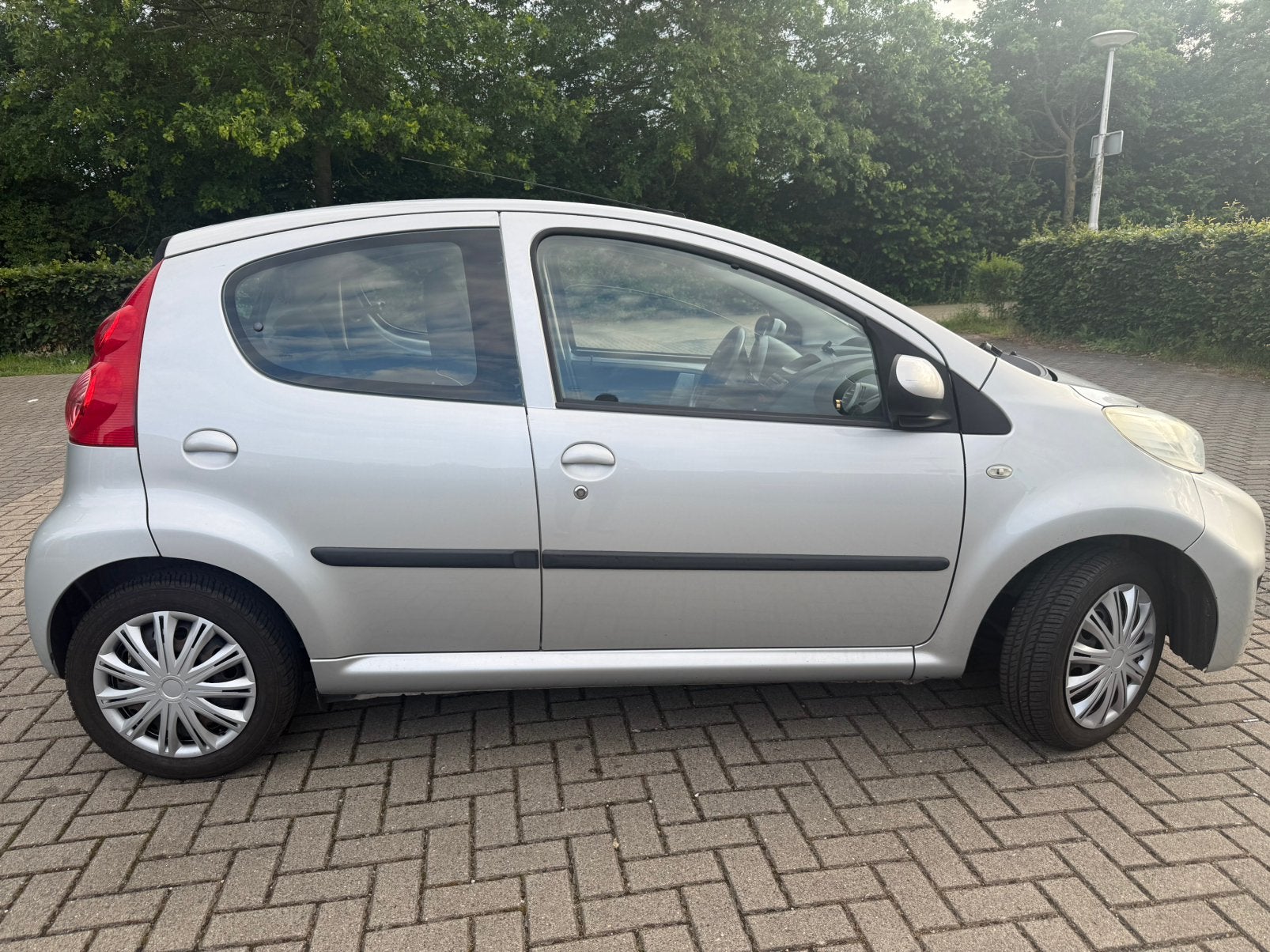 Peugeot 107 1.0 12V 5DR 2010 Grijs | Airco | Elektr ramen |, Voorwielaandrijving, Stof, Zwart, Elektrische ramen