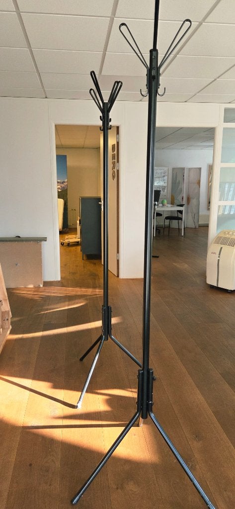 2 zwart metalen kapstokken gratis!, Zo goed als nieuw, Metaal, 150 tot 200 cm, Ophalen
