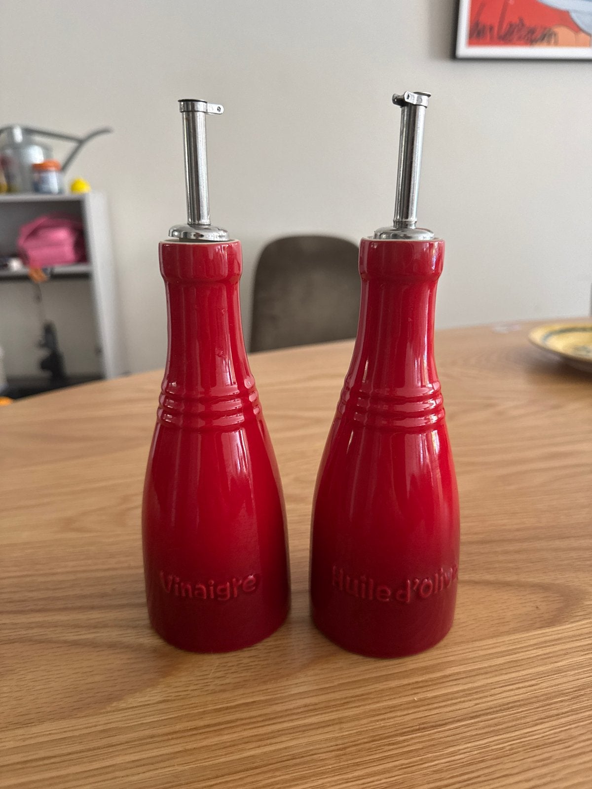 Le Creuset Olie- en Azijnflessen Set - Rood, Le Creuset, Overige typen, Ophalen of Verzenden, Zo goed als nieuw