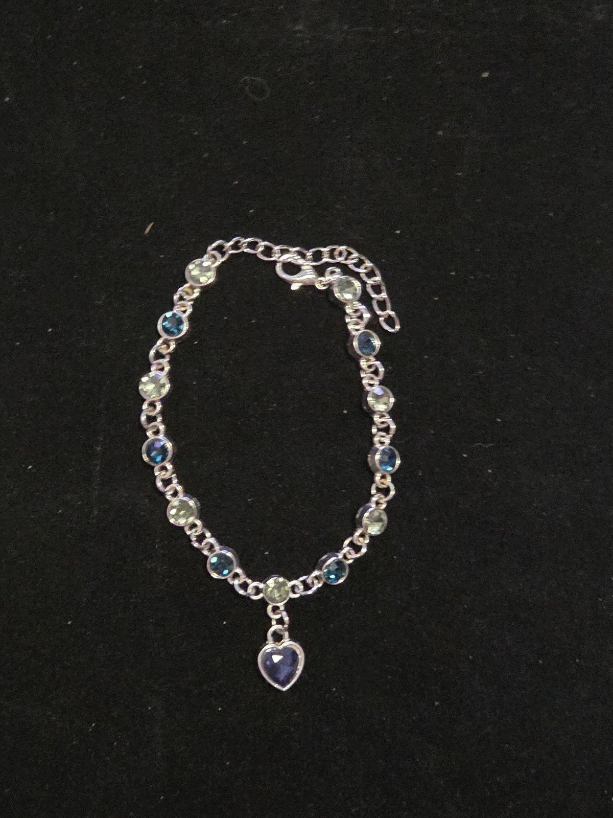 Zilverkleurige armband met blauwe en groene steentjes, Overige materialen, Blauw, Ophalen of Verzenden, Zo goed als nieuw