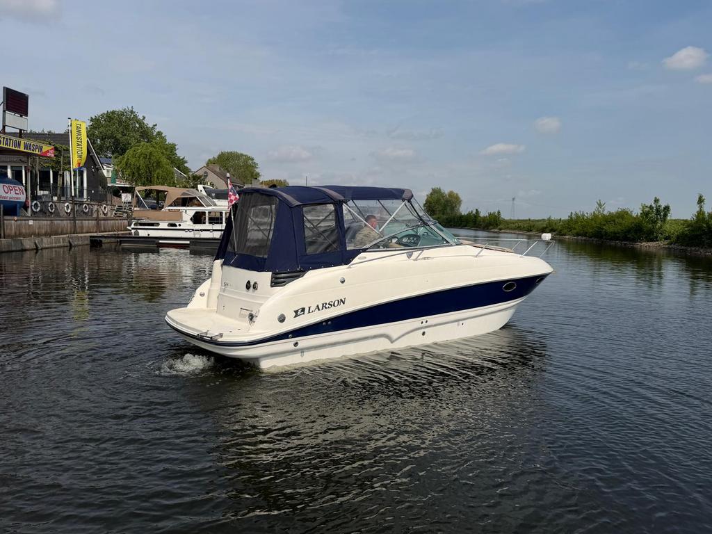 Larson 274 Cabrio, Watersport en Boten, Motorboten en Motorjachten, Gebruikt, Binnenboordmotor, Boegschroef, Polyester