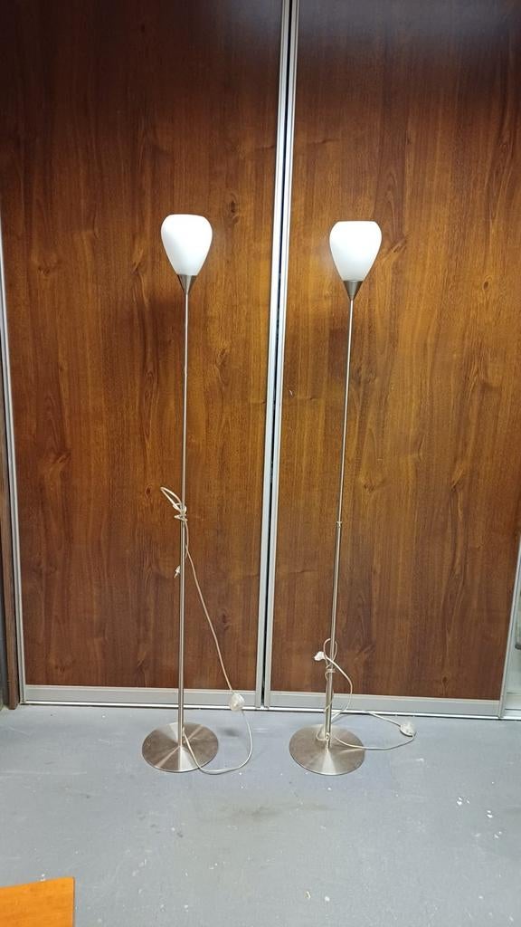 Set van 2 moderne staande lampen met glazen kap, Huis en Inrichting, Lampen | Vloerlampen, Ophalen, Gebruikt, Glas, Modern, minimalistisch