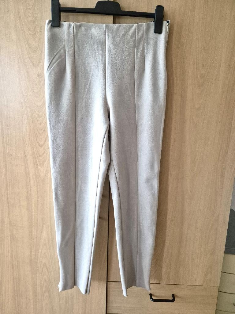 Suedelook achtige broek met ritsjes - Mt 38, Maat 38/40 (M), Zandkleurige suedelook, Beige, Ophalen of Verzenden