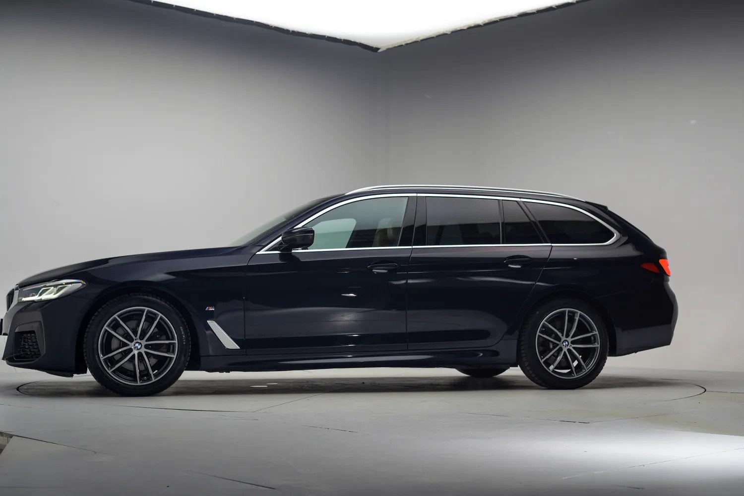 Foto 2 van BMW 5 Serie 520i M-sport high Executive Aut. [ Panoramadak A