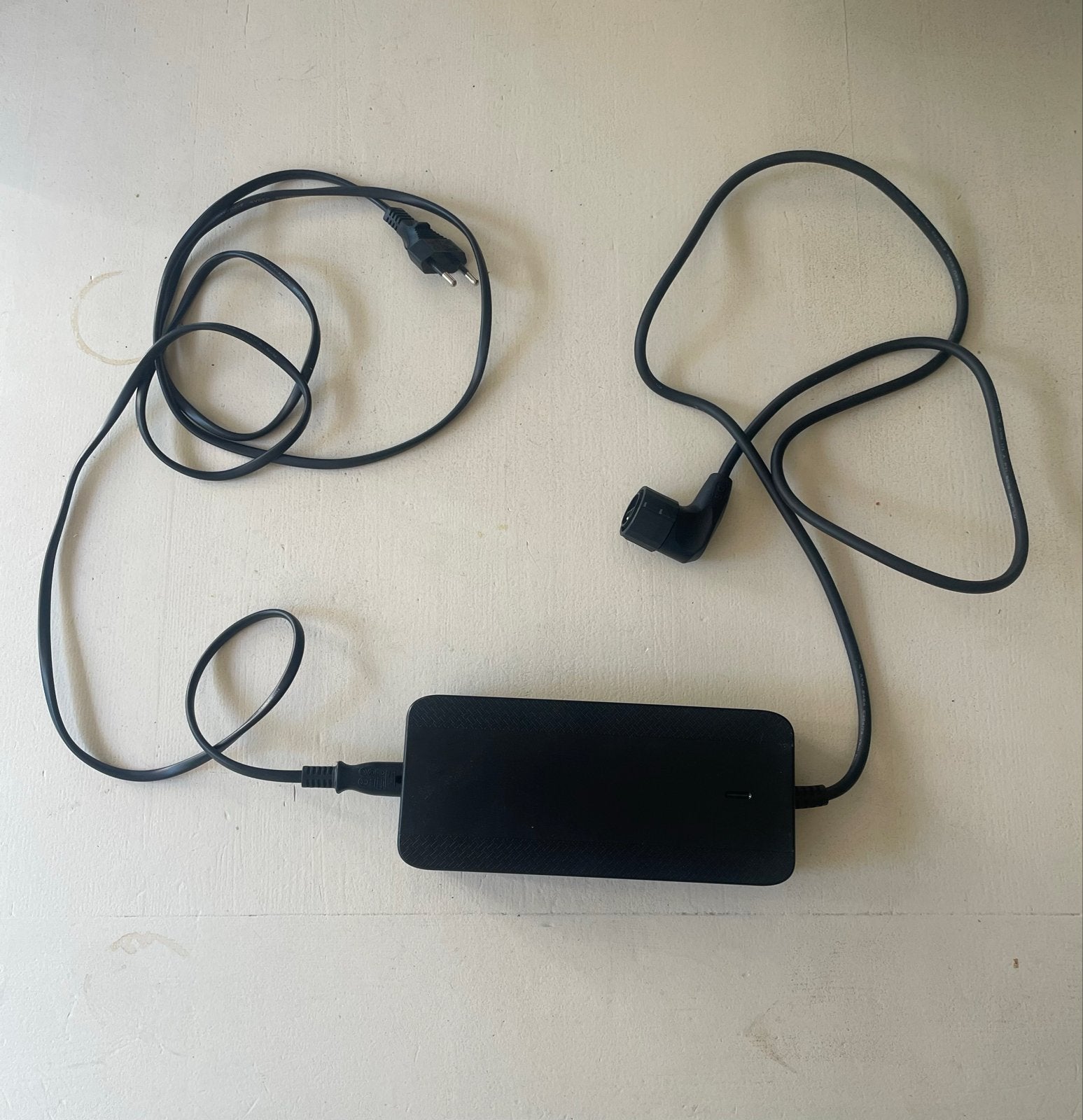 TOPBAND Acculader 42.0V 3.0A (126W), Zo goed als nieuw