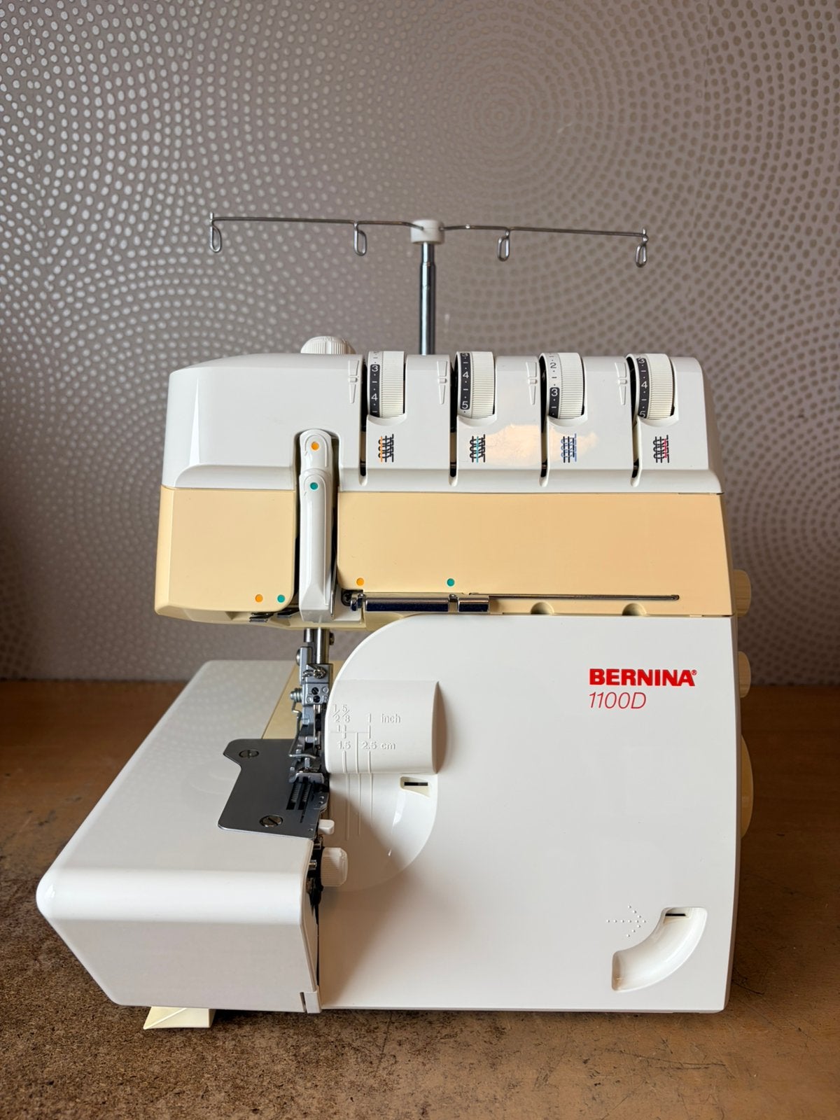 LOCKMACHINE BERNINA 1100D IN ZEER NETTE STAAT, Ophalen of Verzenden, Zo goed als nieuw, Lockmachine, Bernina