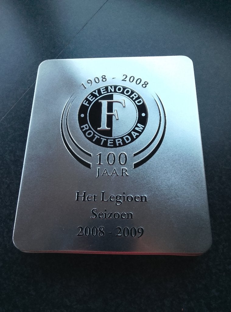 Feyenoord 100 jaar sjaal en speld in blikje, Ophalen of Verzenden, Nieuw, Feyenoord, Vaantje of Sjaal