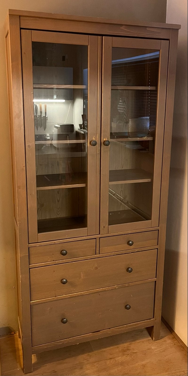 Houten vitrinekast met lades en deuren (Hemnes), Ophalen, Gebruikt, 50 tot 100 cm, Met lade(s)