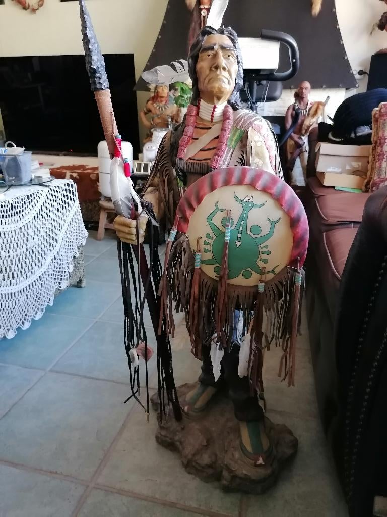 Een Grote indiaan voor een meter  € 95,00 beeld MET SPEER, Ophalen, Beeld, Man