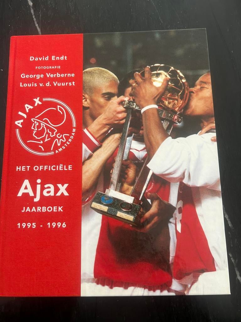 AJAX het officiële AJAX jaarboek 1995-1996, Verzamelen, Ophalen of Verzenden, Zo goed als nieuw, Ajax, Boek of Tijdschrift