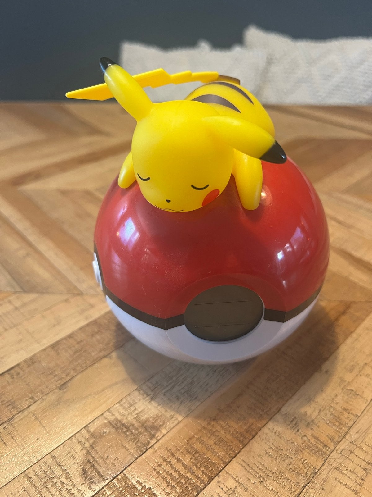 Pikachu Pokeball Nachtlampje/Wekker, Ophalen, Zo goed als nieuw
