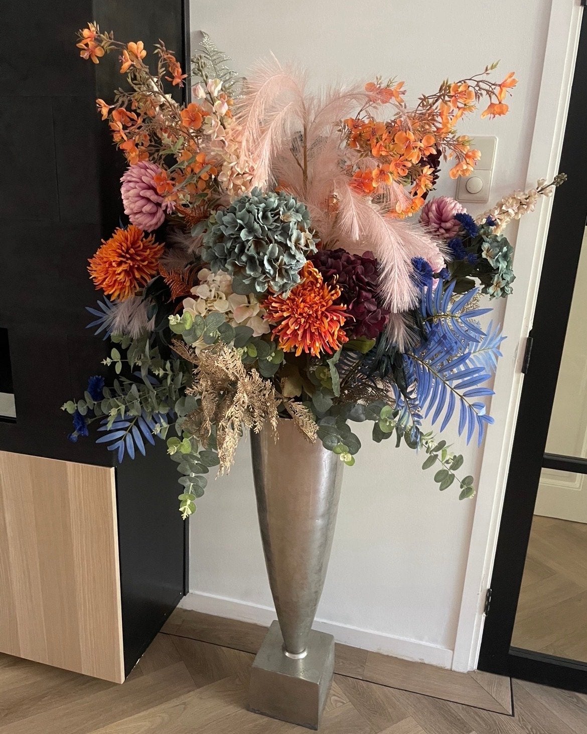 Grote zilverkleurige vaas met kunstbloemen, Ophalen, Inclusief decoratie, Zo goed als nieuw, Metaal