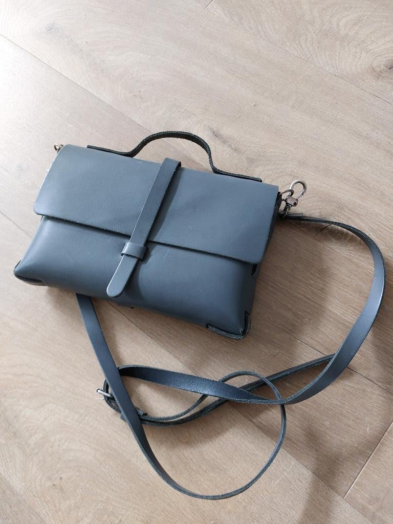 Stijlvolle Nieuwe Elvy dames handtas - Grijs leer, Sieraden, Tassen en Uiterlijk, Tassen | Damestassen, Ophalen of Verzenden, Grijs