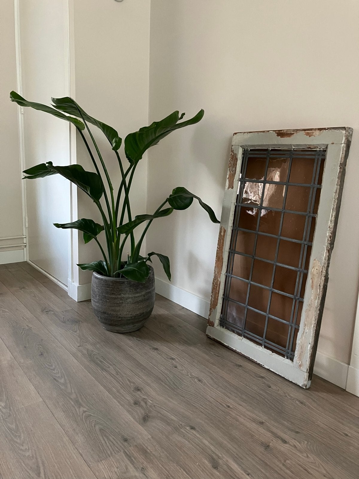 Oud glas-in-lood raam met houten kozijn, Ophalen