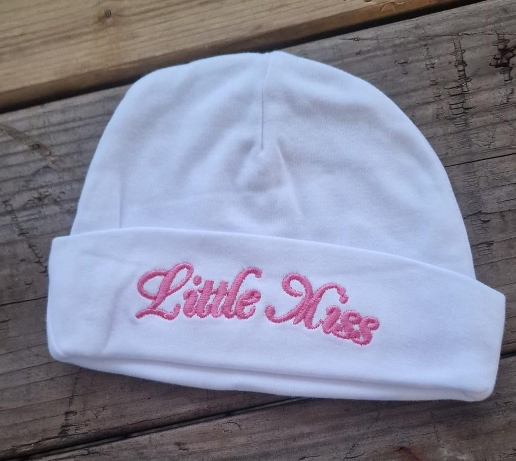 Babymuts - Little Miss - Wit/Rose, Kinderen en Baby's, Babykleding | Mutsen, Sjaals en Wanten, Maat 50, Meisje, Nieuw, Ophalen of Verzenden