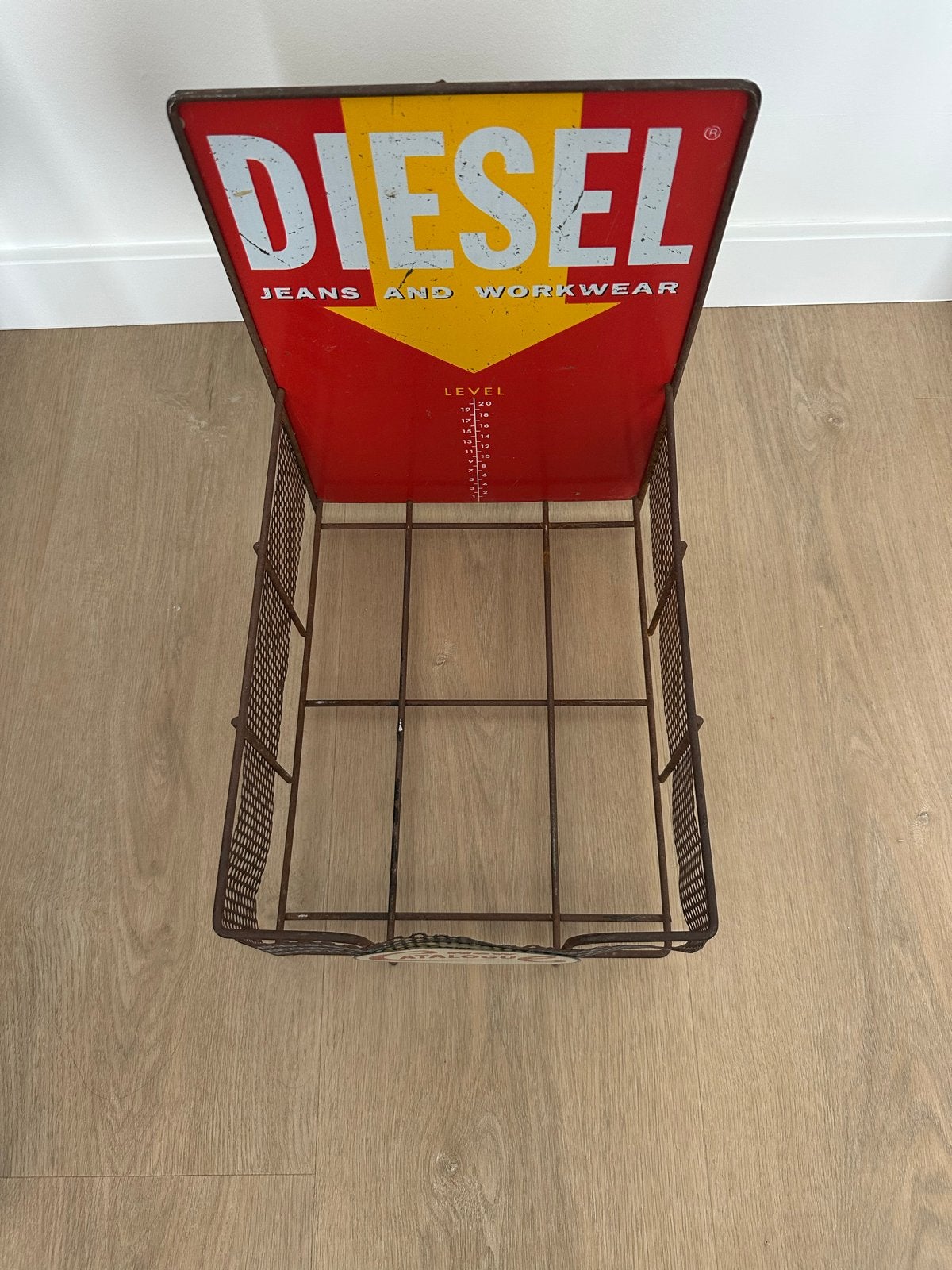 Vintage Diesel Jeans & Workwear Display Rek, Verzamelen, Merken en Reclamevoorwerpen, Ophalen, Gebruikt, Reclamebord