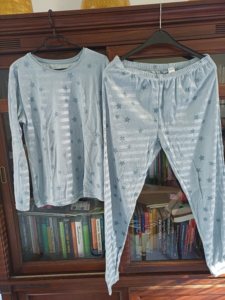 Set van 2 zachte pyjama's (blauw sterren, roze luipaard), Zeeman, Ophalen of Verzenden, Zo goed als nieuw, Maat 46/48 (XL) of groter
