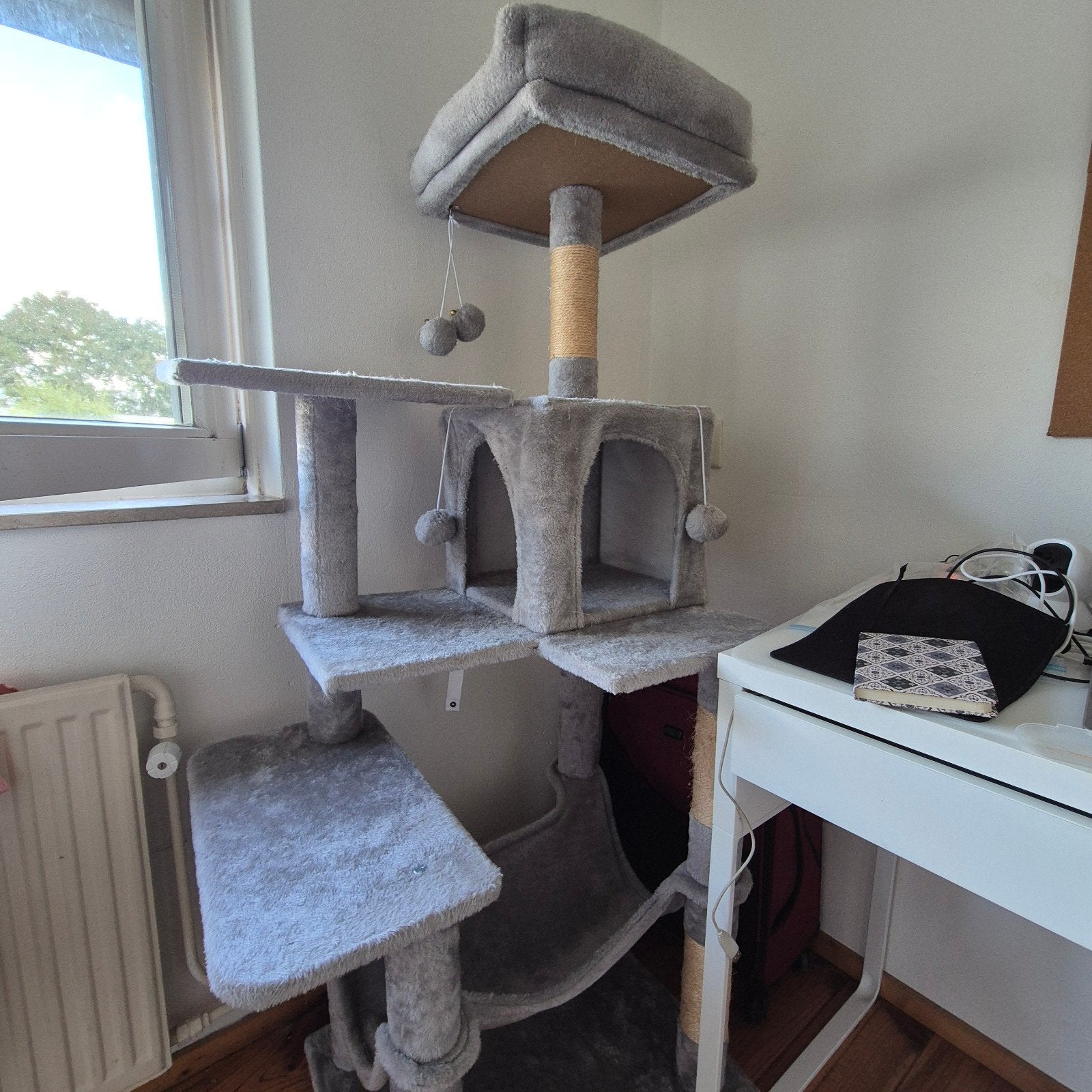 Large Grey Cat Tree / Scratching Post – Multiple Levels, Ophalen